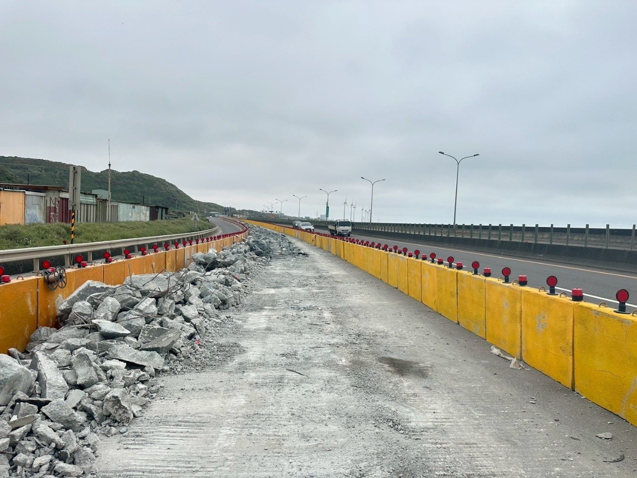 北上側車道快慢分隔島敲除.jpg