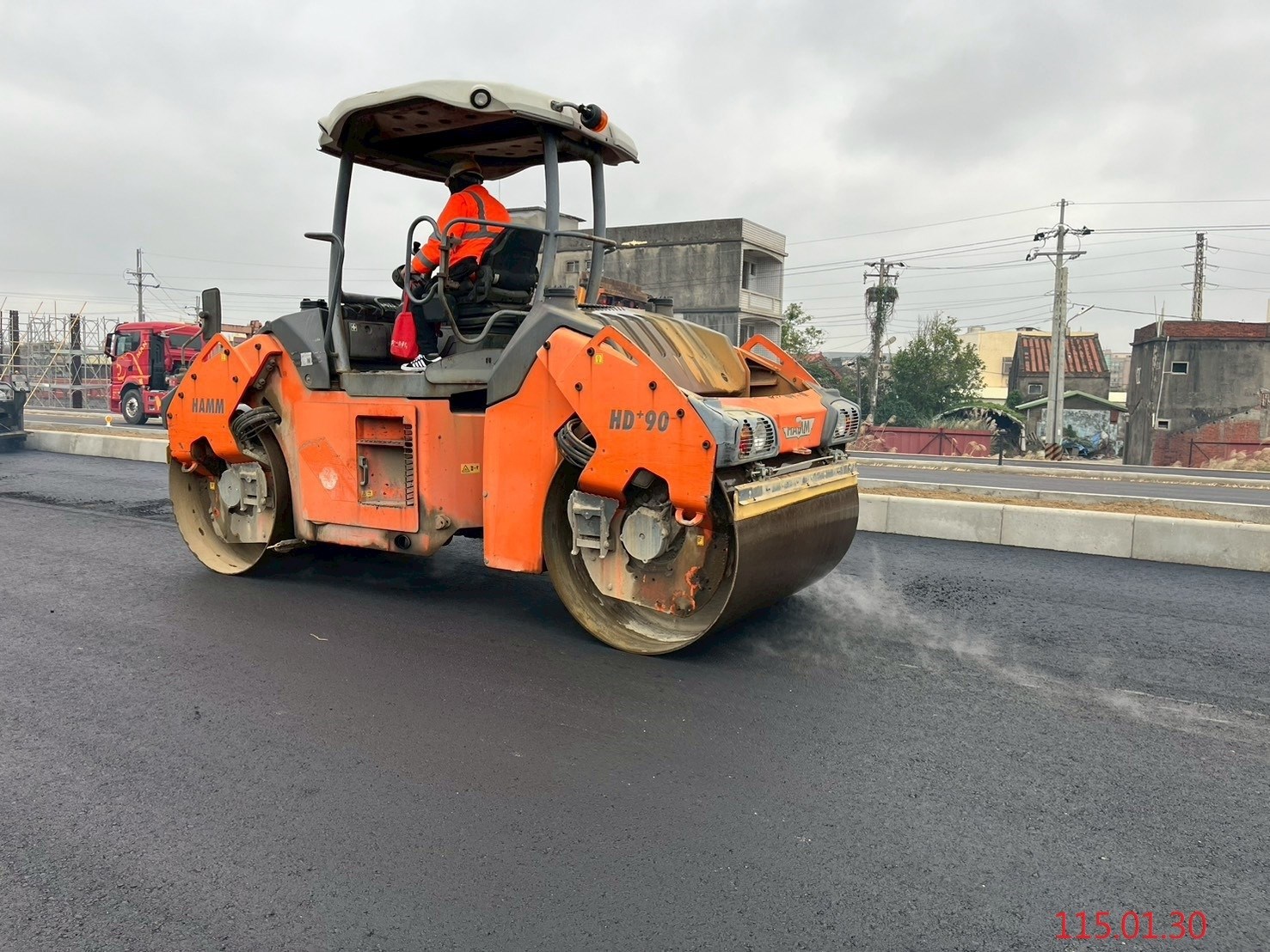 第1工區:里程1K 540瀝青混凝土密級配第二層鋪築.jpg