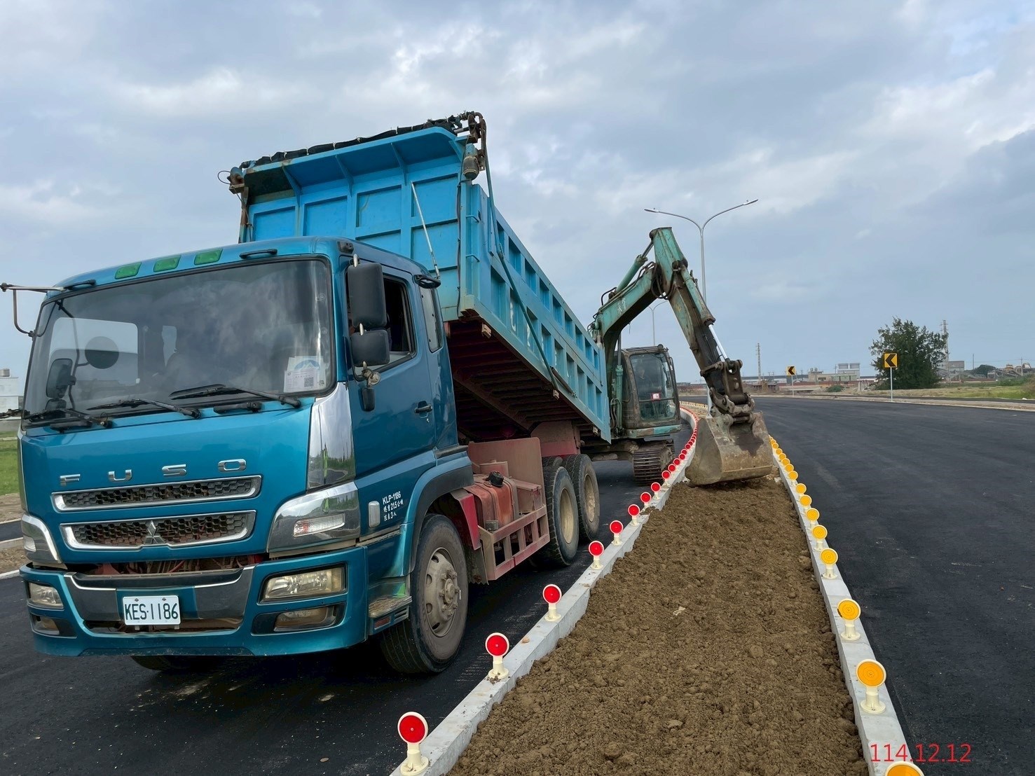 114-12-第1工區：里程2K 160-560分隔島中央土方回填.jpg