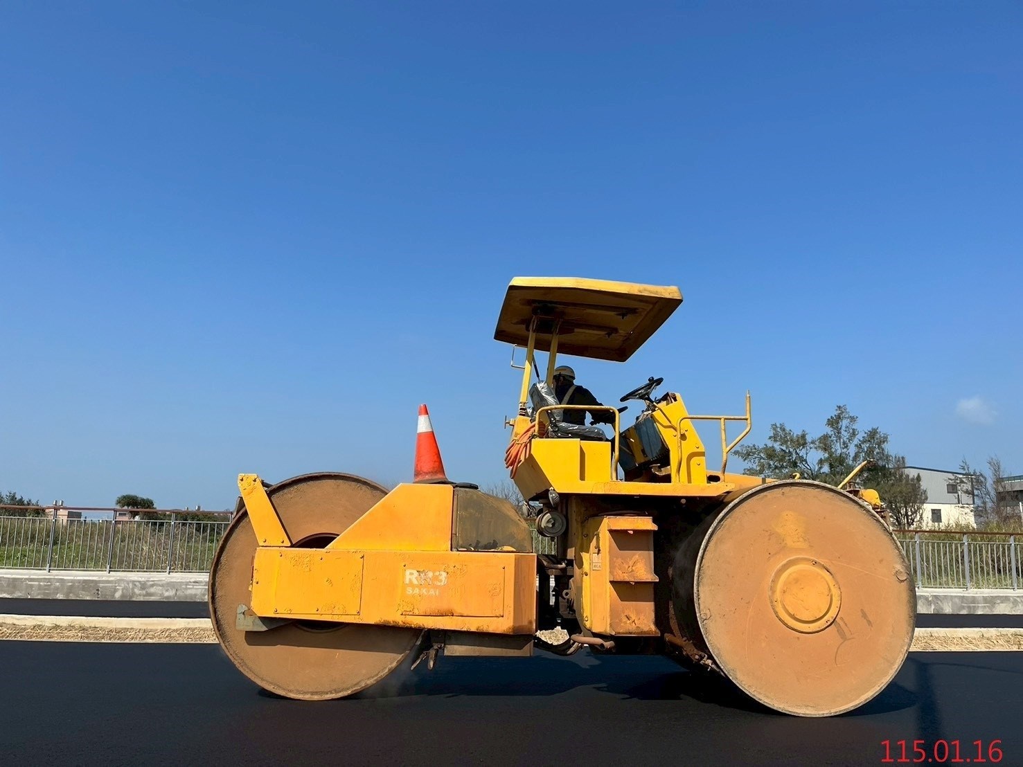 第3工區:里程27K 600-28K 390瀝青混凝土密級配第二層鋪築.jpg