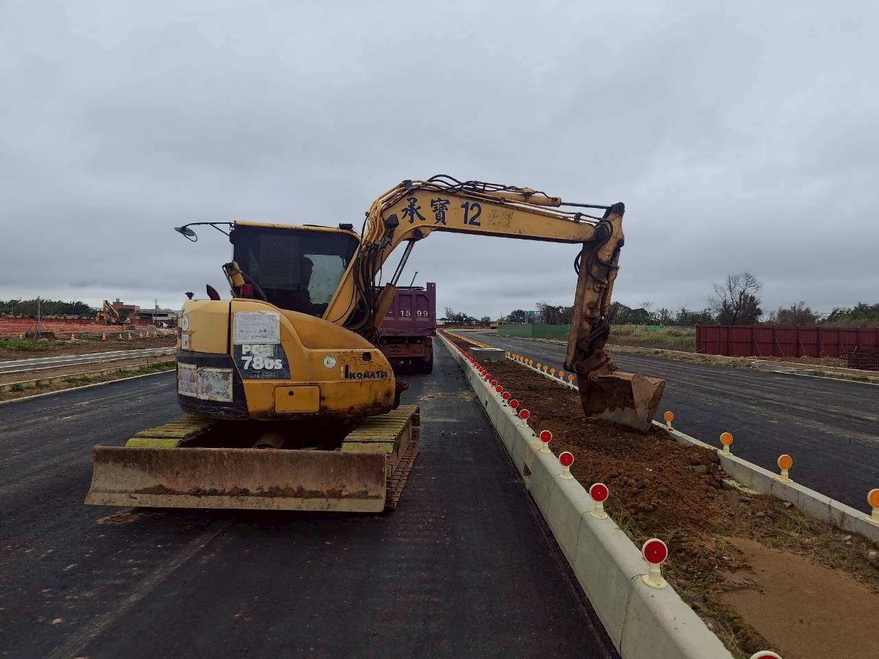 114-12-第6工區：里程32K 000-400中央分隔島土方回填.jpg