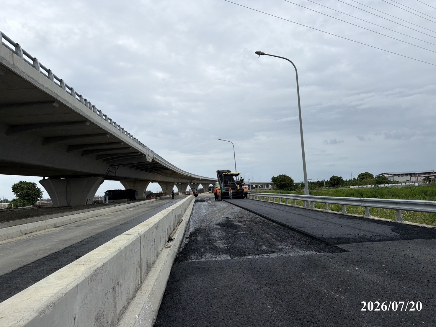 側車道P12~14路口及新水匝三、四密級配瀝青混凝土鋪設。.jpg