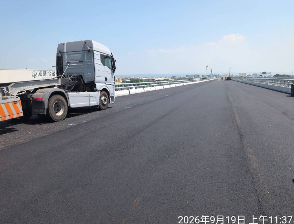 橋面板WU4-WU6單元 瀝青混凝土密級配第一層鋪築.jpg