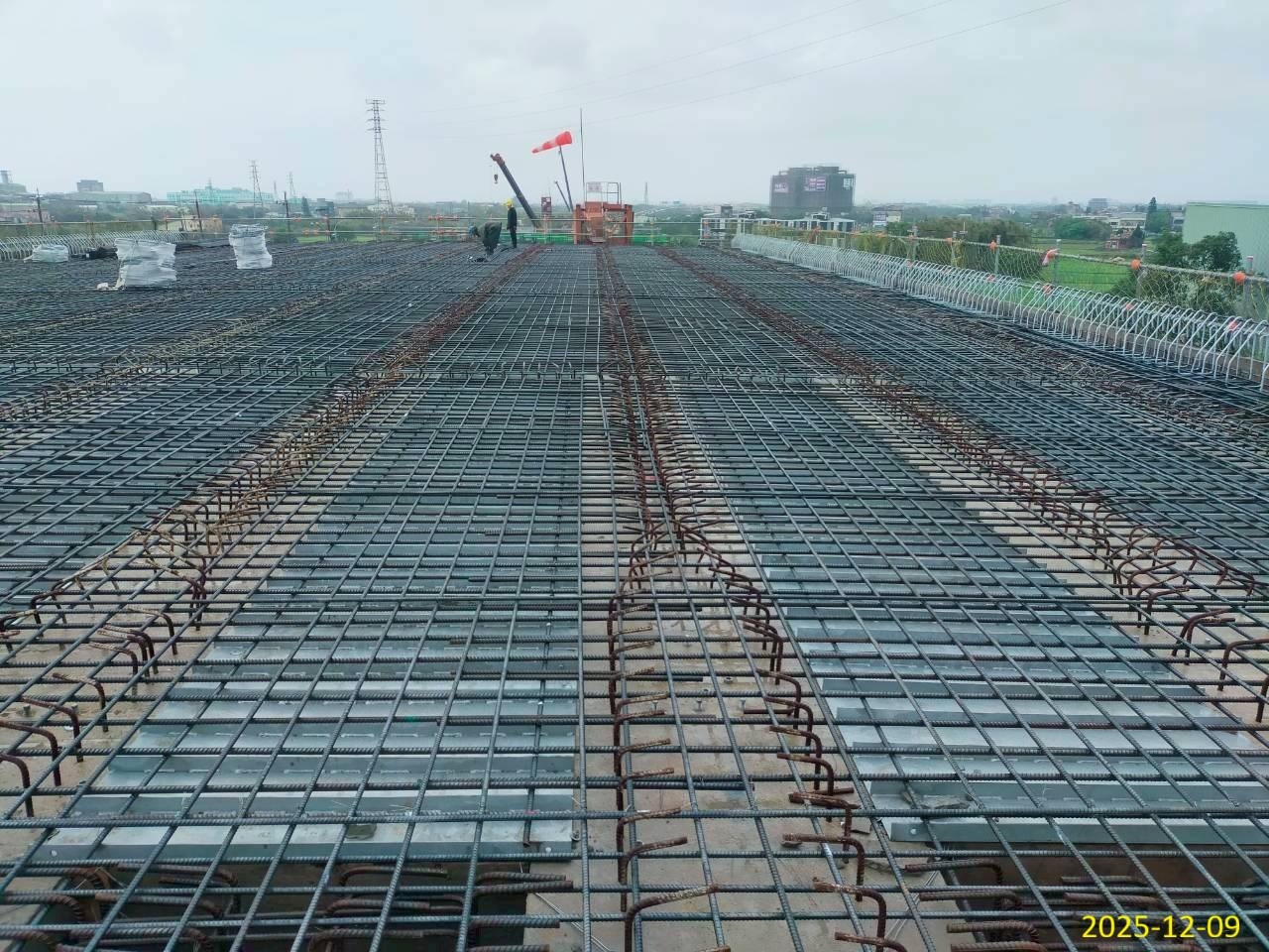 2-U5單元橋面版鋼筋綁紮.jpg