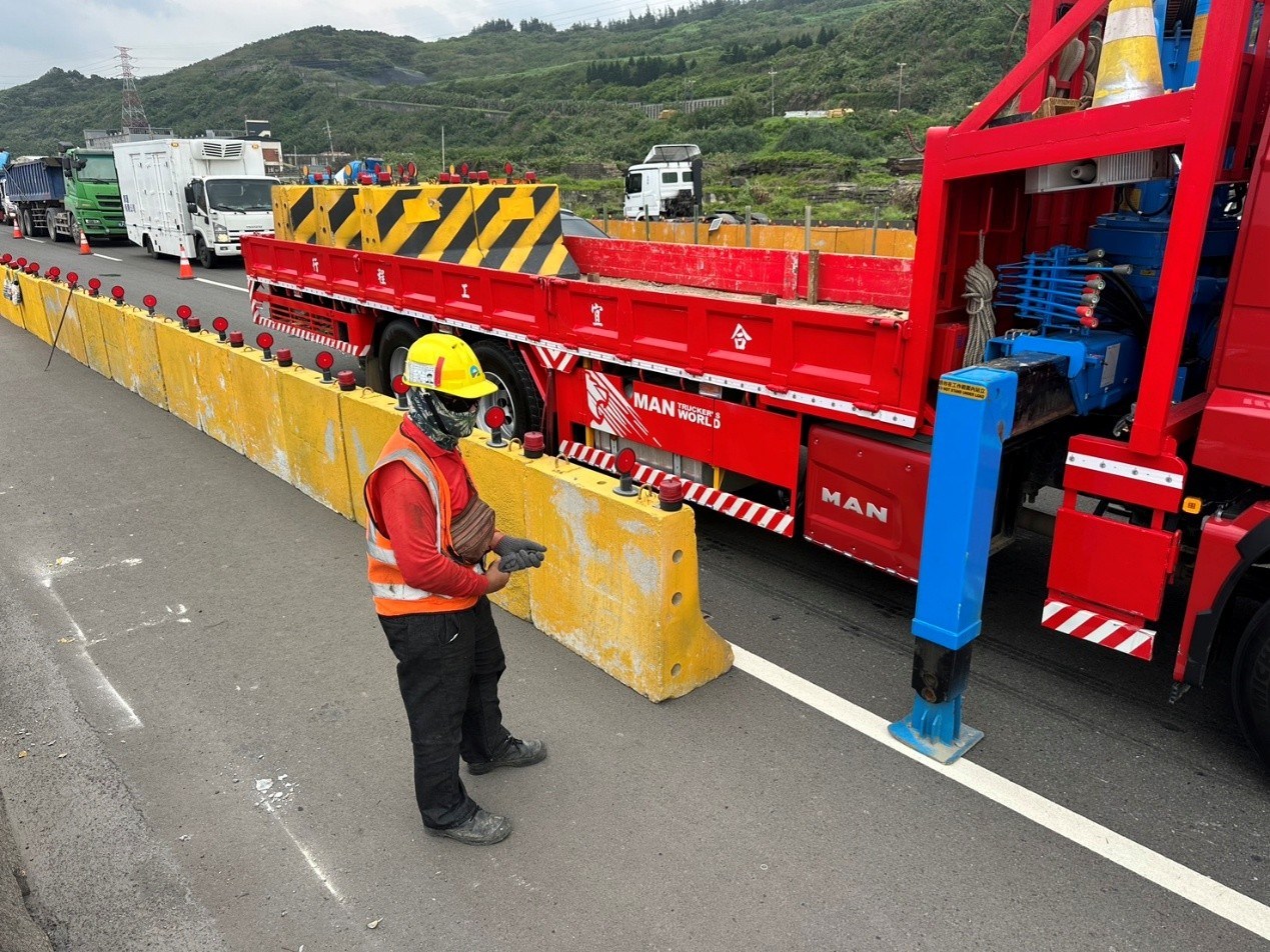 快慢車道分隔島台61線交維紐澤西移設.jpg