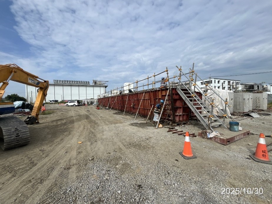 甲.C橋梁上部結構工程 預力梁場預鑄U型梁U9G1-17鋼模組立.jpg