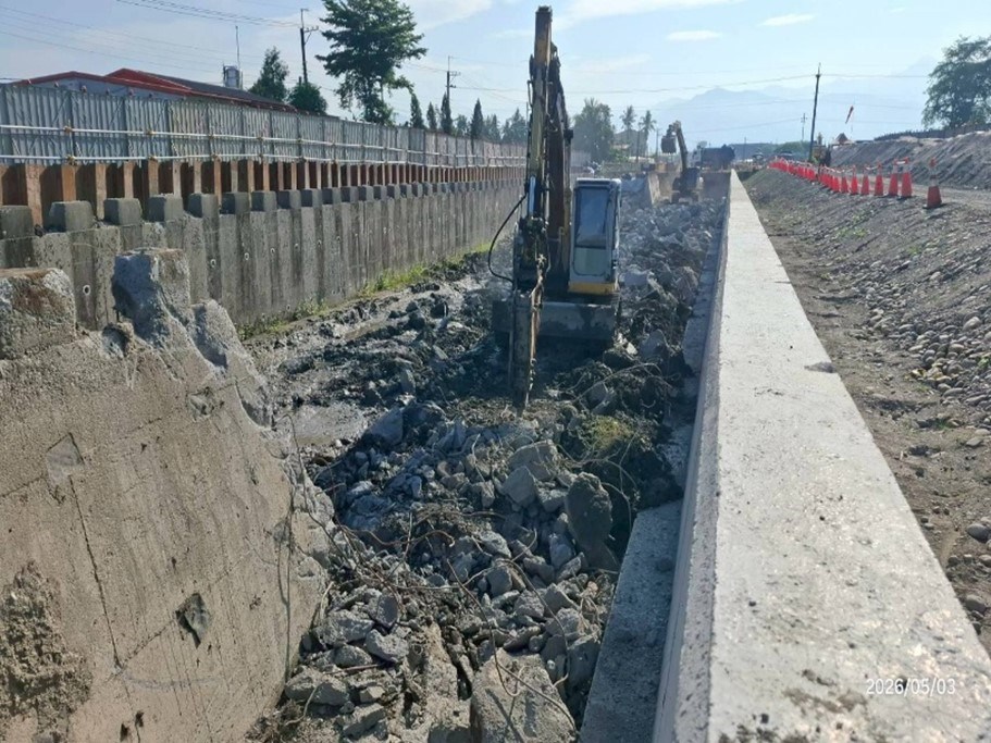 甲.A路工工程 第4、5工區2K 780~3K 005既有三張廍排水護岸打除.jpg