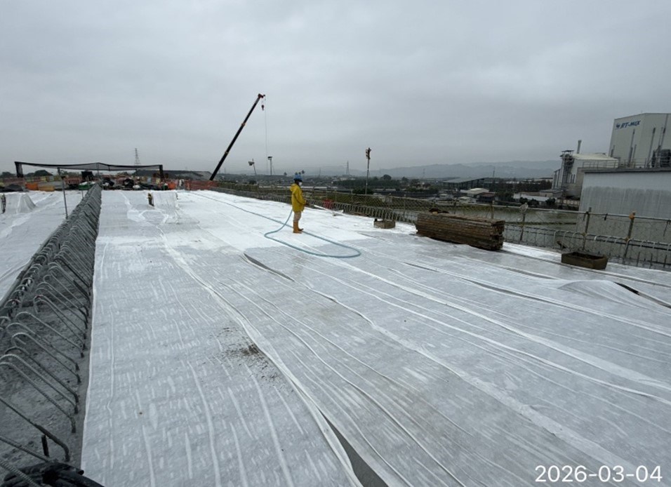 甲.C橋梁上部結構工程 U3場鑄逐跨(P7~P11)第3階段P9~P10頂版混凝土養護.jpg