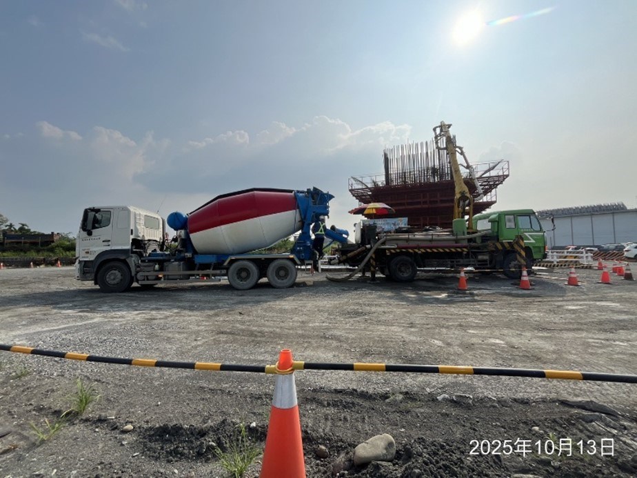 甲.D橋梁下部結構工程 第2工區P13橋墩墩柱漸變段第2昇層混凝土澆置.jpg