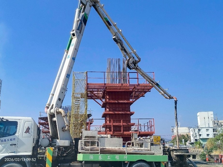 甲.D橋梁下部結構工程 第2工區P16R橋墩墩柱第1昇層混凝土澆置.jpg