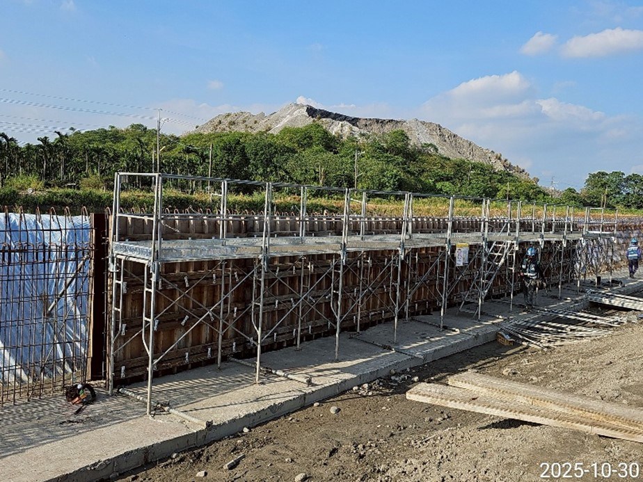 甲.G擋土牆工程 第9工區5K 860~5K 880、5K 900~5K 920、5K 940~5K 960(LT)擋土牆牆身模板組立.jpg