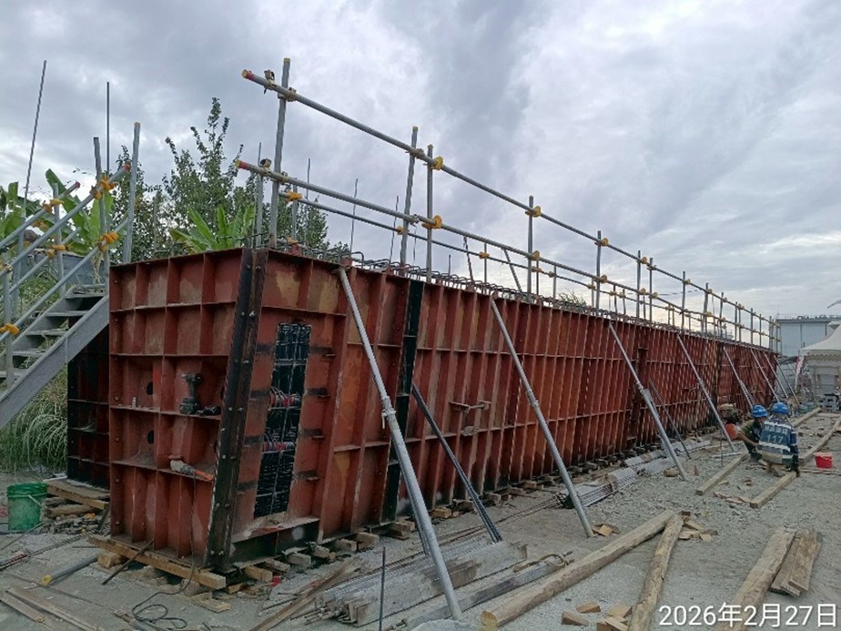 甲.C橋梁上部結構工程 預力梁場預鑄Ｕ型梁U6G6鋼模組立.jpg