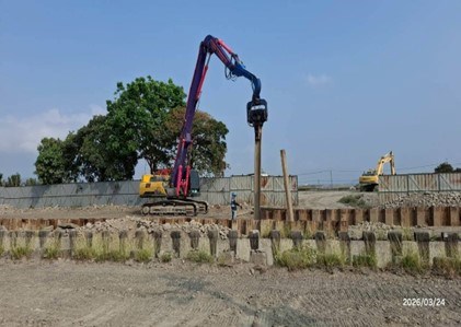 甲.E開挖擋土工程 第4工區三張廍排水護岸鋼板樁打設.jpg