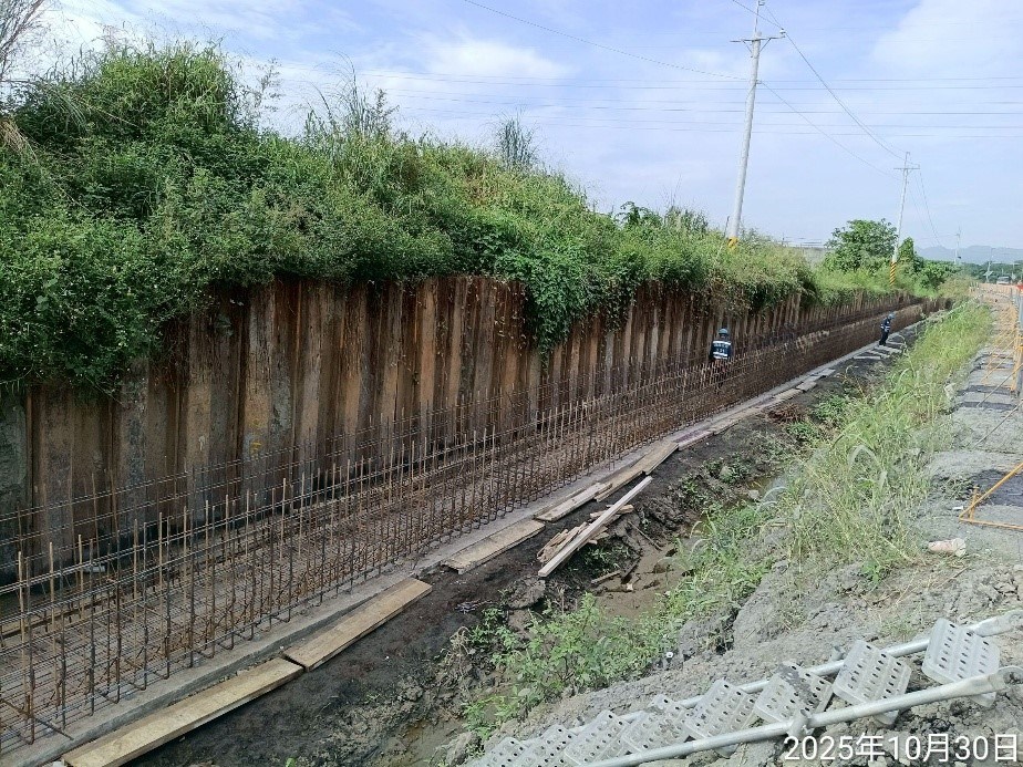 甲.H排水工程 第1工區0K 079~0K 177.79(RRR)DA1024 矩型明溝底版模板組立.jpg