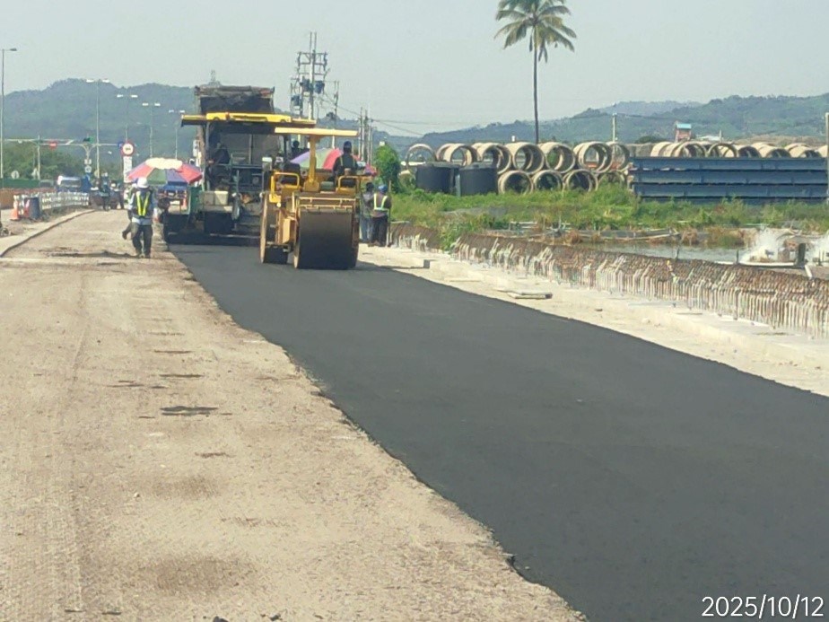 甲.A路工工程 第1工區0K 075~0K 592(LT)交維改道粗級配瀝青混凝土第1~3層舖築、滾壓.jpg