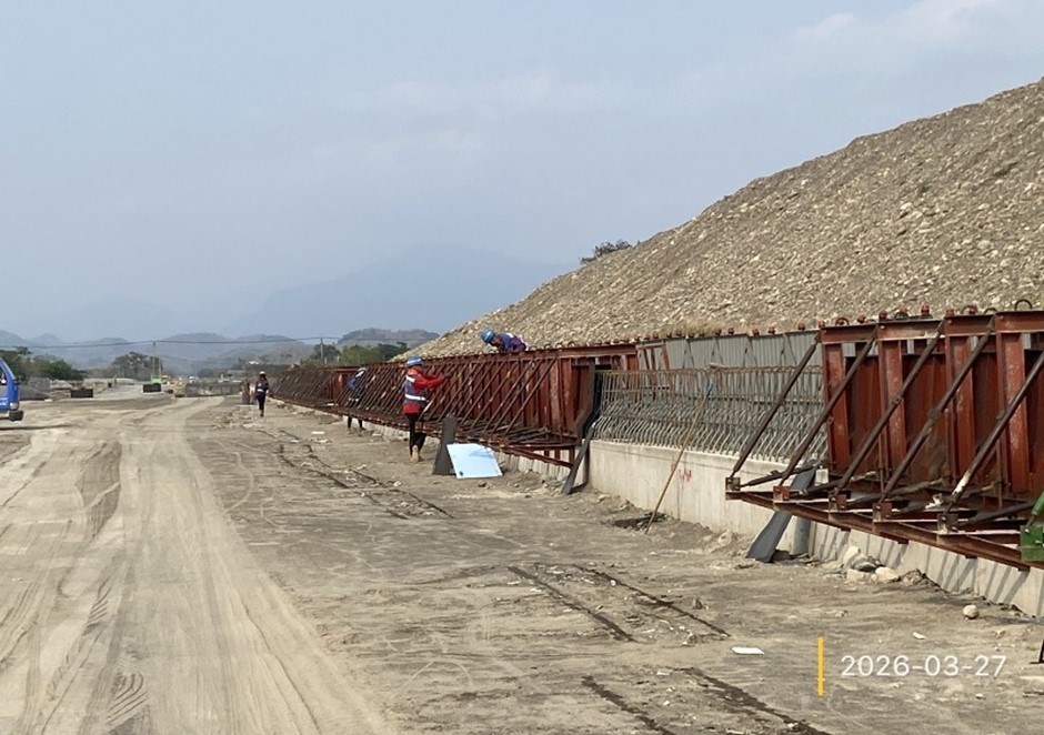 甲.G擋土牆工程 第9工區5K 880~5K 980(RT)擋土牆混凝土護欄鋼模組立.jpg