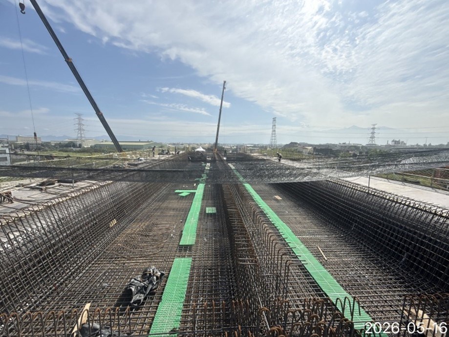 甲.C橋梁上部結構工程 U4場鑄逐跨(P11~P15)第1階段(0K 813~861)底腹版、P11端隔梁鋼筋立.jpg