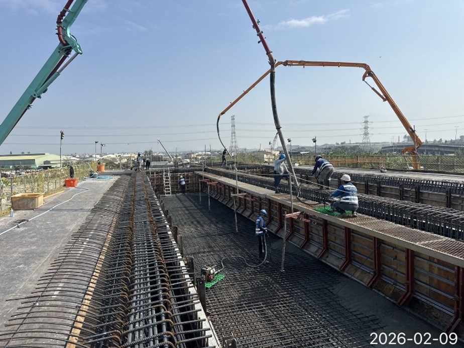 甲.C橋梁上部結構工程 U3場鑄逐跨(P7~P10)第3階段P9~P10底腹版、P10中隔梁混凝土澆置.jpg