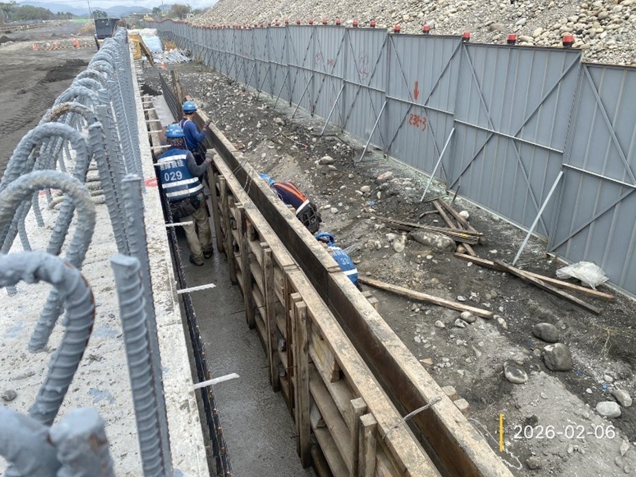 甲.H排水工程 第9工區5K 980~6K 000、6K 040~6K 060、6K 080~6K 100、6K 120~6K 140(RT)DA1004、DA1006矩型明溝1外側牆、6K 080~6K 100(LT) DA1101矩型明溝1內側牆模板組立.jpg