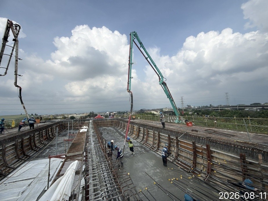 甲.C橋梁上部結構工程 U4場鑄逐跨(P11~P15)第2階段(0K 861~0K 902)底腹版、P13中隔梁混凝土澆置.jpg