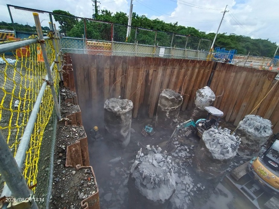 甲.D橋梁下部結構工程 第1工區P3橋墩基礎基樁樁頭打除.jpg