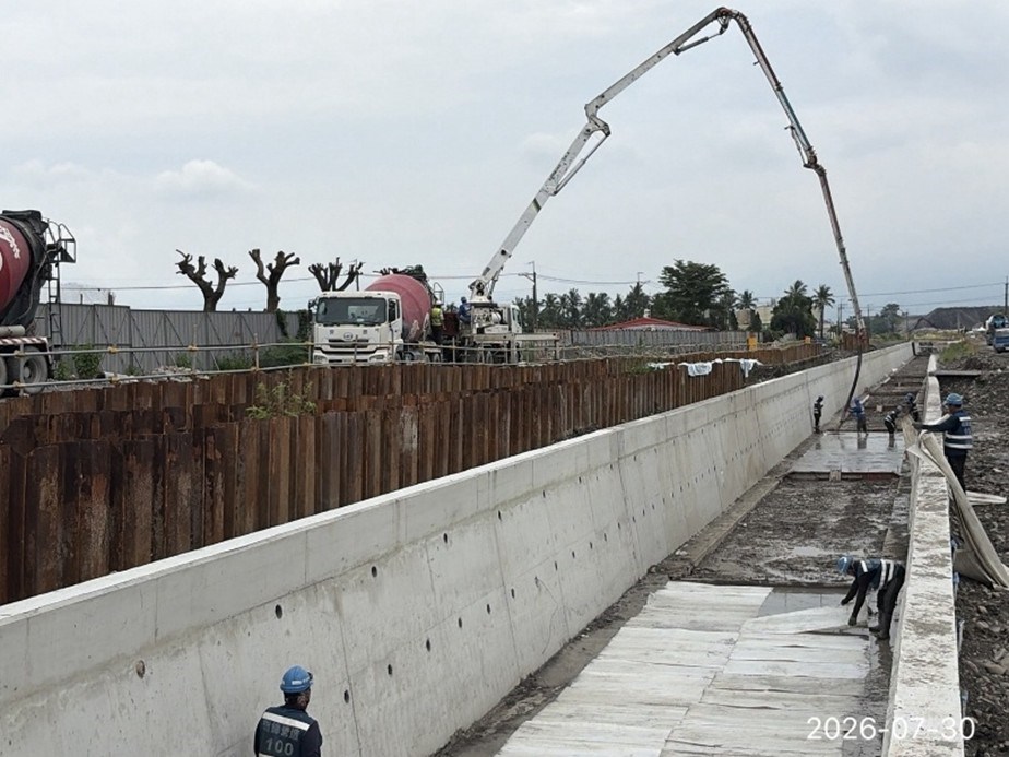 甲.H排水工程 第4、5工區三張廍排水護岸渠底PC混凝土澆置.jpg
