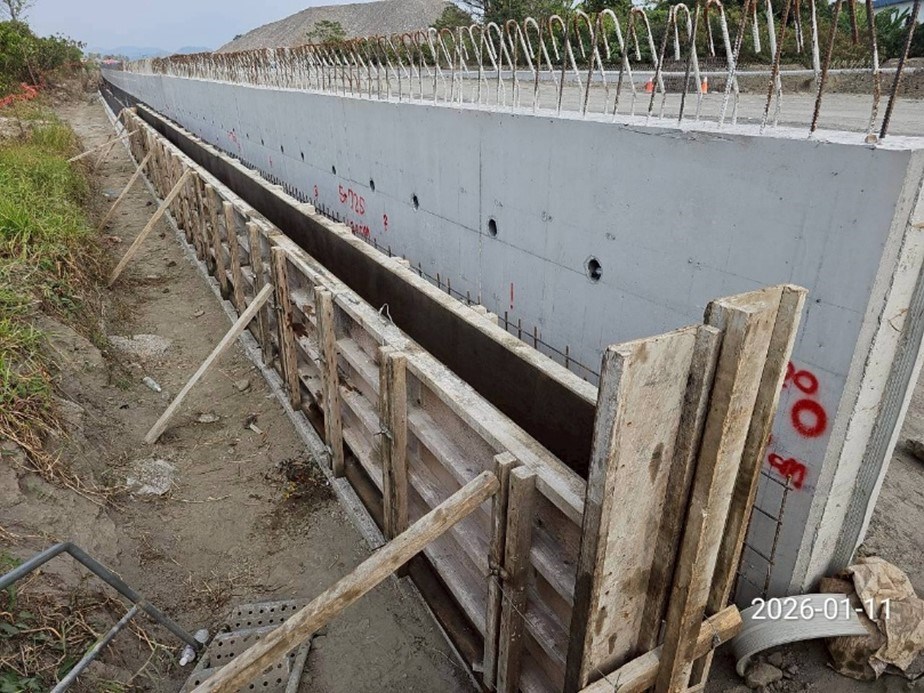 甲.H排水工程 第9工區5K 720~5K 740、5K 800~5K 820、5K 960~5K 980(LT)DA1003、DA1005 矩型明溝1外側牆模板組立.jpg