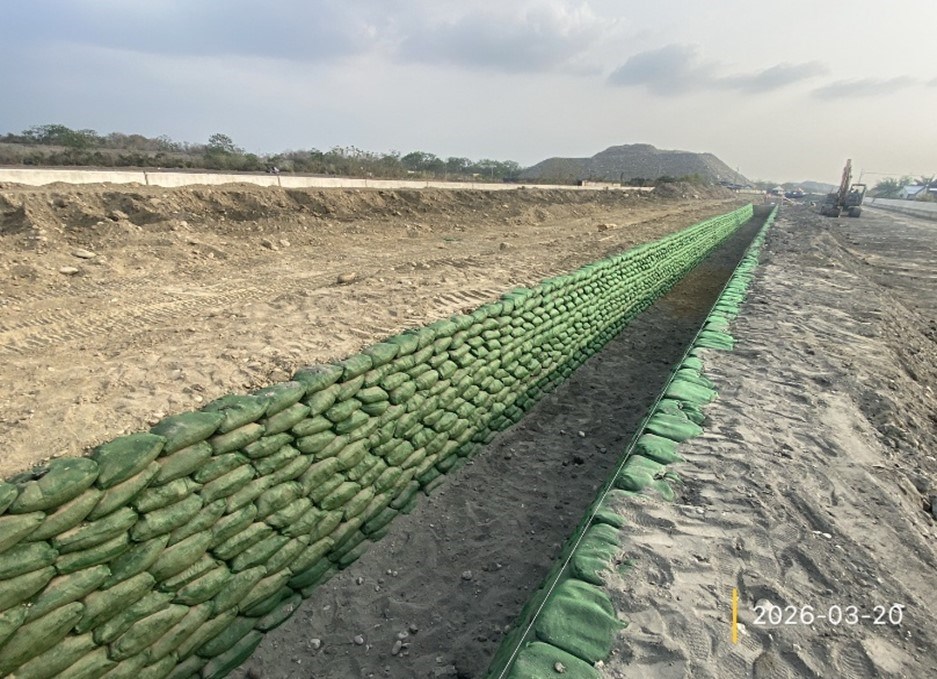 甲.H排水工程 第8工區MDP902滯洪草溝施作.jpg