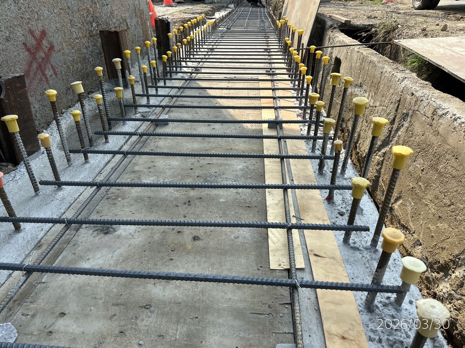 第四工區：UL-04排水溝頂版頂版鋼筋組立.jpg