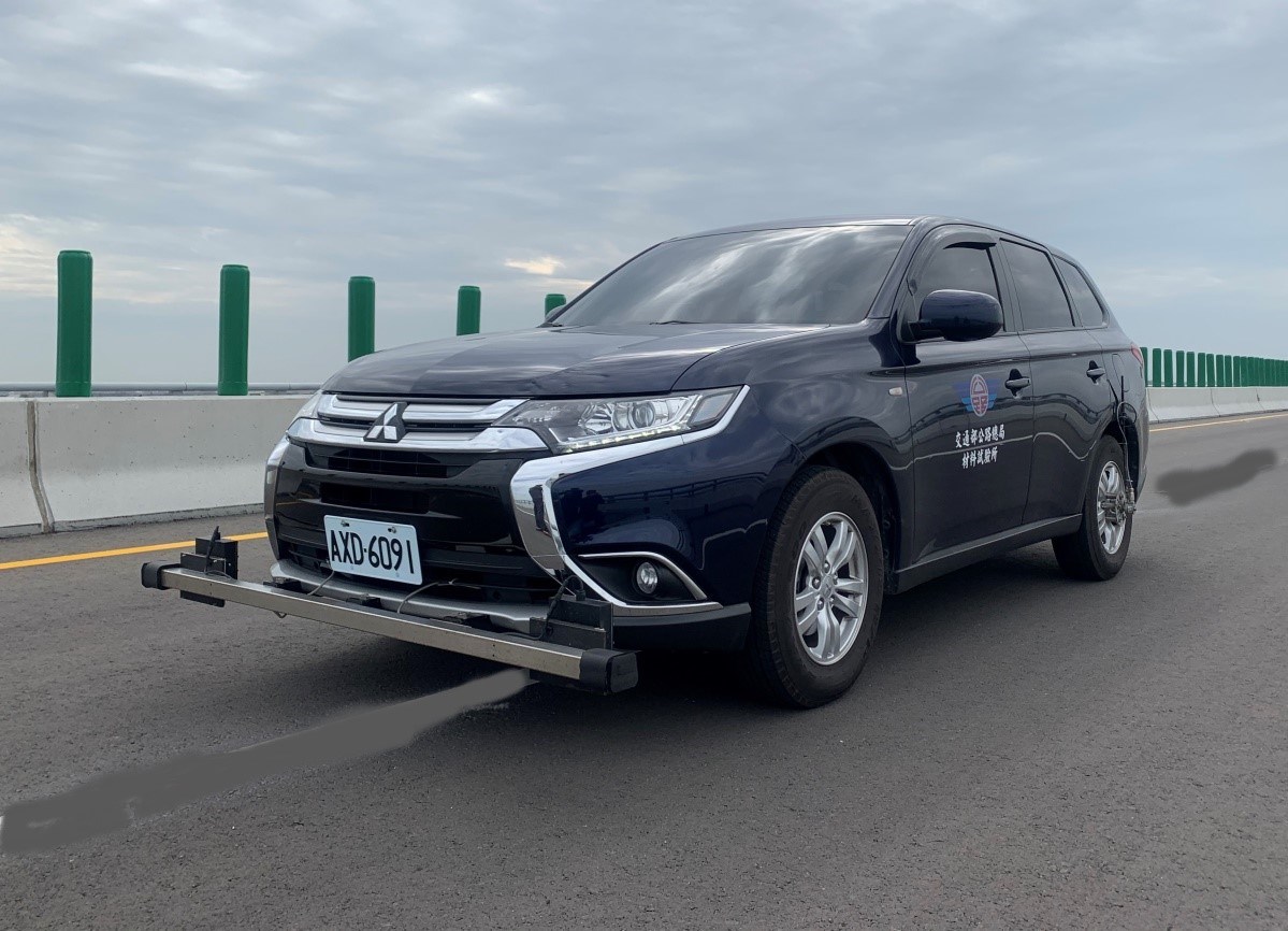 IRI檢測車(配置雷測測距儀、加速度規及行車距離量測儀).jpg