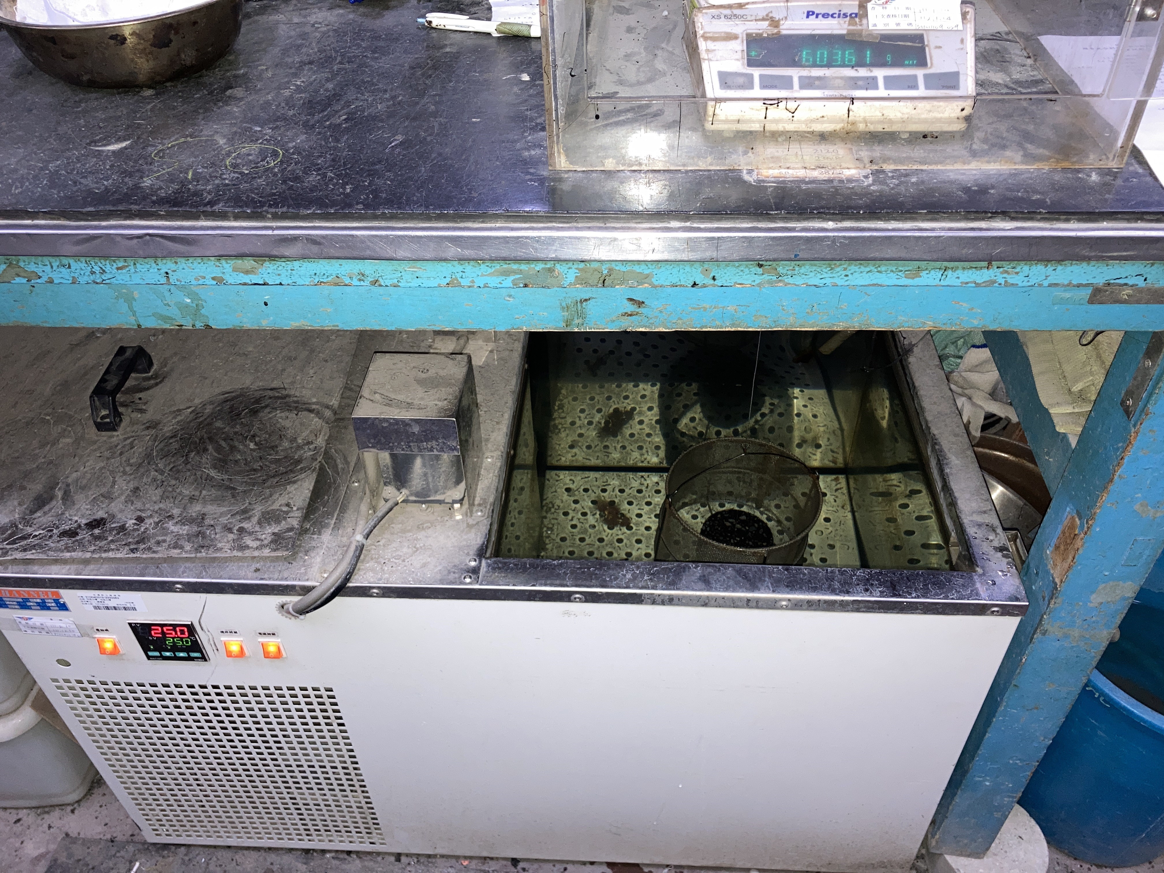 Weight of Compacted Bituminous Mixtures In Water.jpg