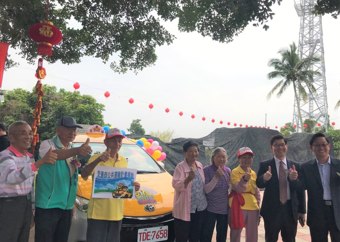 里長里民開心試乘中寮里幸福小黃
