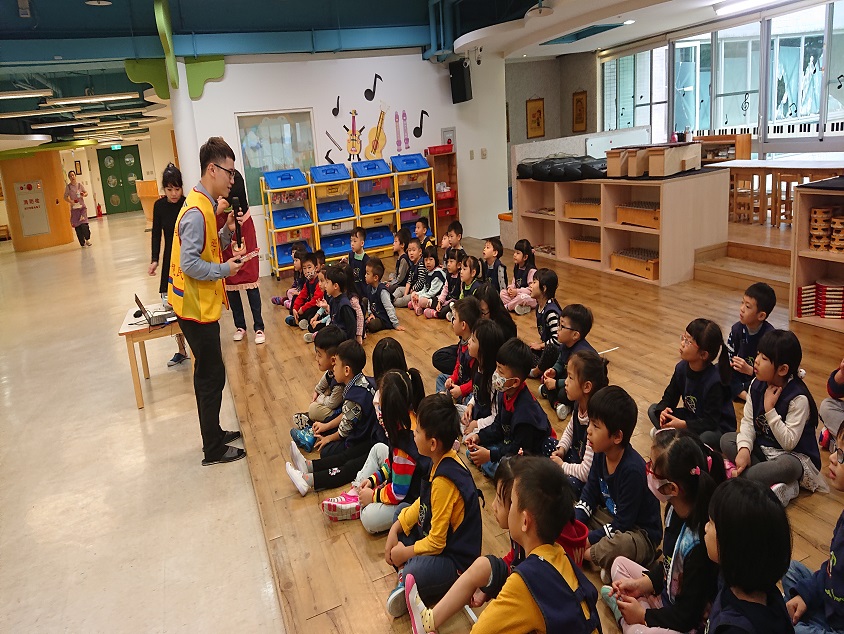 蘆洲監理站講師向孩童宣導交通安全